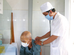 Bác sĩ phụ trách chương trình Phòng chống lao Quốc gia ở huyện Thốt Nốt đang khám bệnh cho bệnh nhân. Ảnh: BÍCH NGỌC Bác sĩ phụ trách chương trình Phòng chống lao Quốc gia ở huyện Thốt Nốt đang khám bệnh cho bệnh nhân. Ảnh: BÍCH NGỌC