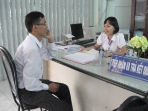 Cán bộ bộ phận tiếp nhận và trả kết quả của Sở Y tế hướng dẫn công dân làm thủ tục hành chính. Cán bộ bộ phận tiếp nhận và trả kết quả của Sở Y tế hướng dẫn công dân làm thủ tục hành chính.
