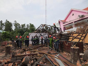 Sở Cảnh sát phòng cháy chữa cháy TP Cần Thơ giúp dân sau khi lốc đi qua.