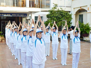 Biểu diễn bài thể dục dưỡng sinh của Câu lạc bộ sức khỏe phường An Hòa tại buổi lễ ra mắt