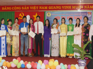 BS.CKII Lê Văn Đạt (thứ sáu từ trái), Phó Giám đốc BVĐK TP Cần Thơ và bà Hồ Kim Dung (bìa phải), Chủ tịch Công đoàn ngành Y tế thành phố trao giải và cùng chụp hình lưu niệm với các thí sinh.