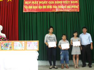 ThS.BS Ông Huy Thanh, Chủ tịch Công đoàn, Phó Giám đốc Bệnh viện trao giải cho ba em thiếu nhi vẽ tranh đẹp nhất.