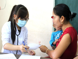 Bác sĩ Thạch Thị Bích Nhiên, Bệnh viện Nhi Đồng TP Cần Thơ khám bệnh cho trẻ.