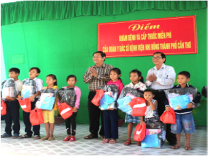 Ông Lê Văn Tâm, Phó Chủ tịch Thường trực UBND TP.Cần Thơ trao quà cho các em học sinh nghèo hiếu học xã Đông Bình.