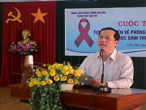 BS.CKII Nguyễn Quang Thông, Giám đốc Trung tâm Phòng chống HIV/AIDS TP Cần Thơ, phát biểu trong hội thi tuyên truyền phòng chống HIV/AIDS cho học sinh THPT năm 2015.