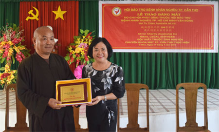 Bà Nguyễn Thị Cẩm Hồng, Chủ tịch Hội Bảo trợ bệnh nhân nghèo TP Cần Thơ,  trao quà lưu niệm tri ân các nhà tài trợ cho Thượng tọa Thích Chơn Tịnh.