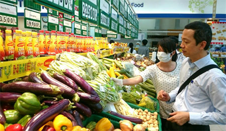 Thành viên đoàn thanh tra, kiểm tra liên ngành về an toàn thực phẩm Trung ương đang lấy một số mẫu rau tại siêu thị Co.opmart Cần Thơ để kiểm tra.