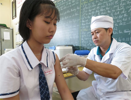 Cán bộ y tế tiêm ngừa cho học sinh trường THPT Nguyễn Việt Dũng, quận Cái Răng.
