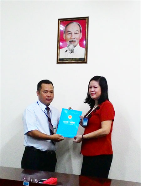 BS Nguyễn Thành Lập (trái) nhận quyết định bổ nhiệm chức vụ Trưởng Phòng Nghiệp vụ Y, Sở Y tế.