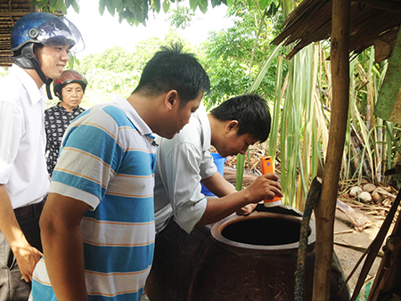 Kiểm tra lăng quăng tại các hộ gia đình trên địa bàn huyện Cờ Đỏ Kiểm tra lăng quăng tại các hộ gia đình trên địa bàn huyện Cờ Đỏ