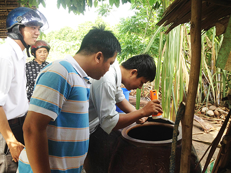 Kiểm tra lăng quăng tại các hộ gia đình trên địa bàn huyện Cờ Đỏ