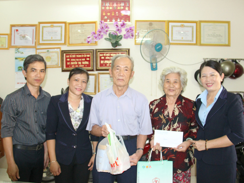 Đoàn đến thăm BS Phạm Phú Ngô, nguyên thư ký Công đoàn ngành