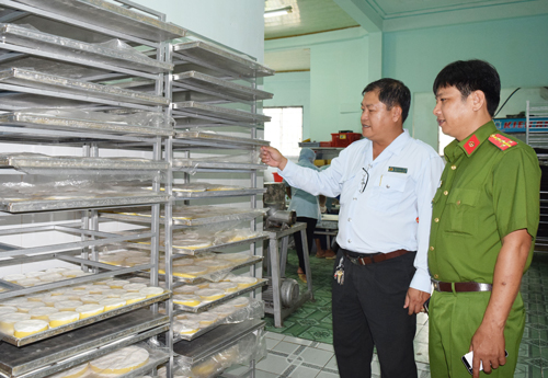 Đoàn Kiểm tra liên ngành an toàn vệ sinh thực phẩm đang kiểm tra các mặt hàng bánh Trung thu tại một cơ sở kinh doanh.