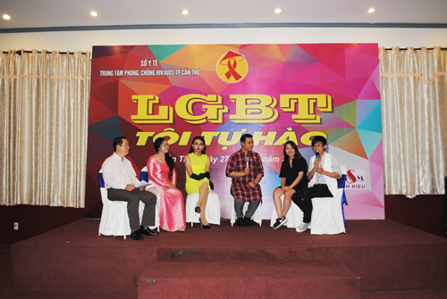Tọa đàm của những người LGBT cùng với lãnh đạo Trung tâm Phòng chống HIV/AIDS thành phố Cần Thơ (bìa trái).