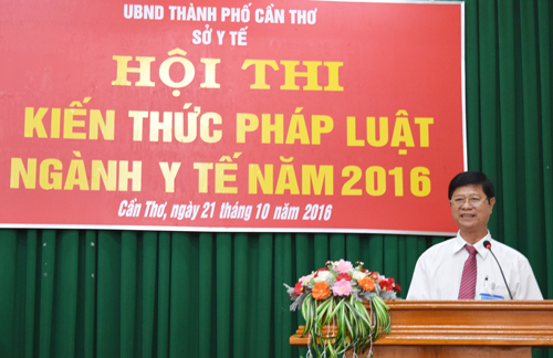 BS.CKI Huỳnh Văn Nhanh, Phó Giám đốc Sở Y tế, phát biểu khai mạc hội thi.