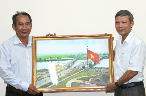 Ông Mai Năm, Phó Giám đốc Sở Y tế Quảng Trị tặng quà lưu niệm cho Sở Y tế TP Cần Thơ.