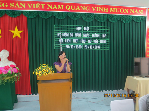 BS.CKII Nguyễn Thị Bé Năm, giám đốc Trung tâm CSSKSS phát biểu khai mạc buổi họp mặt.