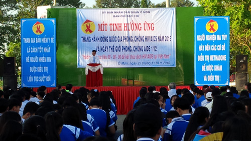 Ông Hồ Văn Hậu, Phó Chủ tịch UBND quận Ô Môn, phát biểu tại buổi lễ mít tinh.