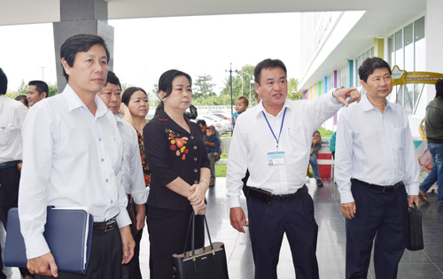 Bà Võ Thị Hồng Ánh (thứ hai từ trái), Phó Chủ tịch UBND thành phố, khảo sát tình hình sử dụng cơ sở vật chất mới của Bệnh viện Nhi Đồng Cần Thơ.
