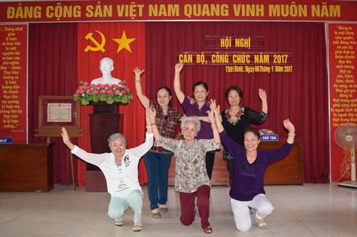 CLB ca hát nhạc truyền thống người cao tuổi phường Thới Bình tập dợt văn nghệ hàng tuần tại UBND phường.