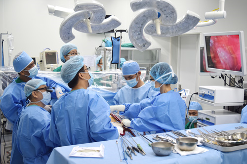 Ê kíp phẫu thuật tim đang sửa van hai lá bằng phương pháp nội soi cho bệnh nhân.