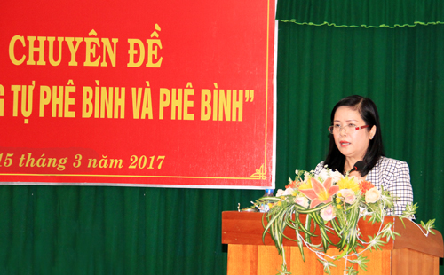 BS.CKII Bùi Thị Lệ Phi, Bí thư Đảng ủy, Giám đốc Sở Y tế thành phố Cần Thơ, phát biểu tham luận tại hội nghị.