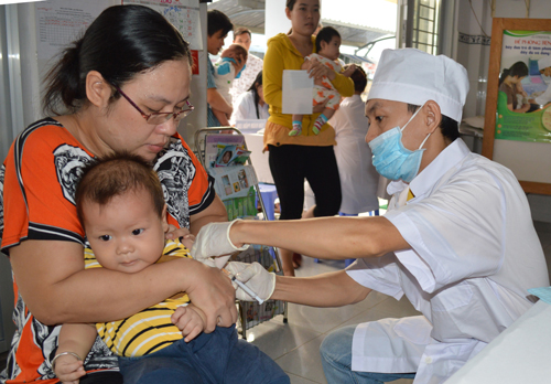 Tiêm vắc xin là biện pháp tốt nhất trong việc bảo vệ sức khỏe, tạo miễn dịch phòng chống bệnh quai bị cho trẻ. Ảnh: Thúy Duy.