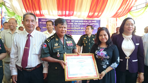 Ngài Đại tướng Ouk Kosa, Cục trưởng Cục Phát triển Bộ Quốc phòng, Vương quốc Campuchia, tặng quà cho đoàn công tác Thành phố Cần Thơ.