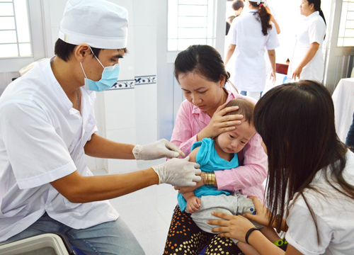 Trẻ được tiêm ngừa trong chương trình tiêm chủng mở rộng tại Trạm Y tế phường Xuân Khánh, quận Ninh Kiều. Ảnh: Hương Giang