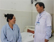 BS.CKII La Văn Phú thăm hỏi bệnh nhân sau phẫu thuật.