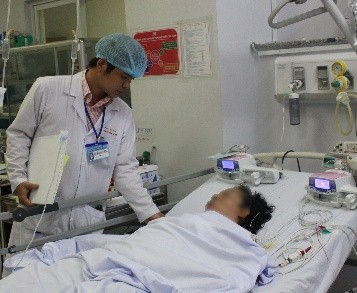 Bác sĩ kiểm tra sức khỏe bệnh nhân sau phẫu thuật.