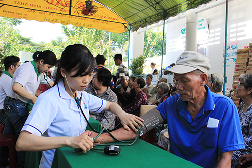 Điều dưỡng đang đo huyết áp cho bệnh nhân tại đợt Khám bệnh và cấp  thuốc miễn phí tại xã Tân Phú Thạnh, huyện Châu Thành A, tỉnh Hậu Giang. Ảnh: Thiện Khiêm