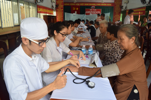 Đoàn Thầy thuốc tình nguyện Sở Y tế TP Cần Thơ đo huyết áp, khám và cấp thuốc miễn phí cho người dân xã Trung Hưng, huyện Cờ Đỏ, thành phố Cần Thơ. Ảnh: Kim Nhiên