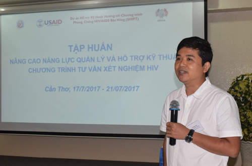 Bác sĩ Võ Hải Sơn, Trưởng phòng Giám sát, theo dõi, đánh giá và xét nghiệm của Cục Phòng, chống HIV/AIDS chia sẻ thông tin tại lớp tập huấn.