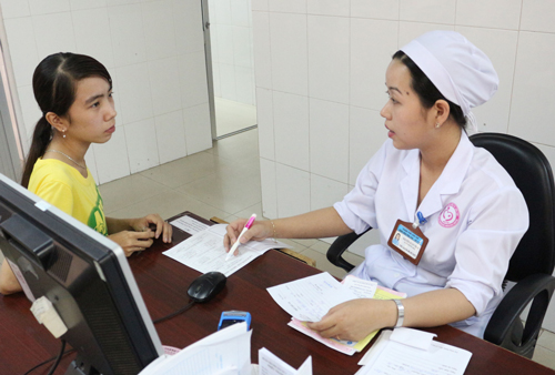 Bác sĩ tư vấn sức khỏe và các biện pháp tránh thai cho người dân tại Bệnh viện Phụ sản TP Cần Thơ