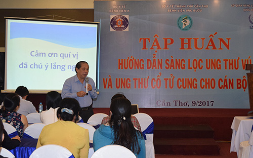 PGS.TS Huỳnh Quyết Thắng, Chủ tịch Hội Ung thư TP Cần Thơ phát biểu tại lớp tập huấn.