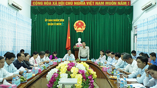 Ông Lê Văn Tâm, Phó Chủ tịch Thường trực UBND thành phố Cần Thơ, phát biểu chỉ đạo tại buổi làm việc với quận Ô Môn.