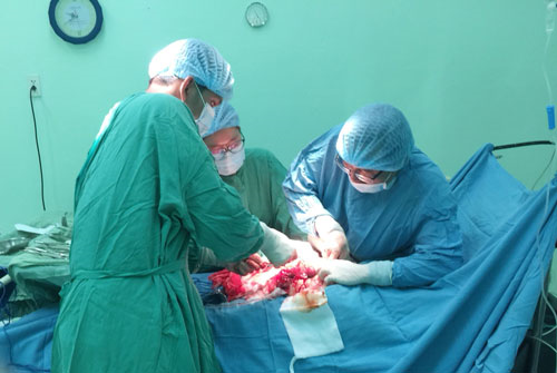 Ê-kíp phẫu thuật tiến hành cắt bỏ khối u xơ tử cung cho bệnh nhân