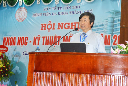 BS.CKII Nguyễn Văn Nghĩa, Phó Giám đốc Bệnh viện Đa khoa TP Cần Thơ, phát biểu khai mạc hội nghị.