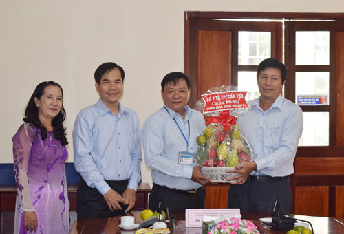 BS.CKII Cao Minh Chu, Phó Giám đốc Sở Y tế thay mặt đoàn gửi lời chúc mừng và tặng quà cho đại diện Sở Giáo dục và Đào tạo thành phố.