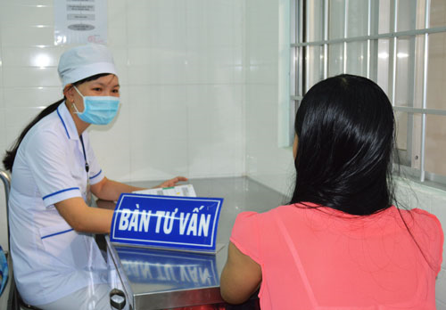 Cán bộ y tế tư vấn cho phụ nữ mang thai về lợi ích của tham gia xét nghiệm HIV tự nguyện.