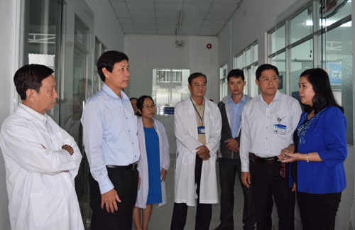 BS.CKII Bùi Thị Lệ Phi, Giám đốc Sở Y tế kiểm tra và dặn dò về công tác ứng phó với bão số 16 tại Bệnh viện Tim mạch thành phố Cần Thơ.