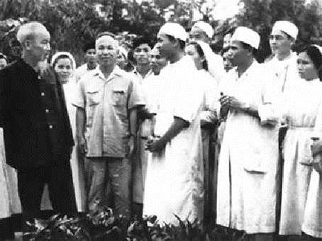 Chủ tịch Hồ Chí Minh thăm Bệnh xá Vân Đình, tỉnh Hà Tây (nay là Hà Nội) ngày 20/4/1963. Ảnh tư liệu