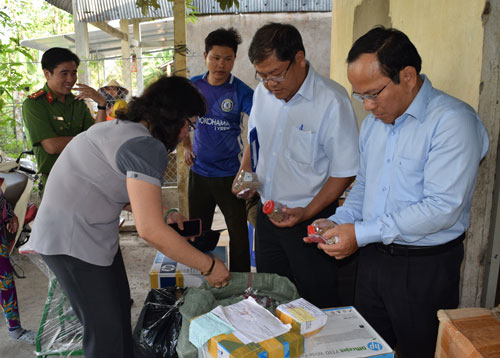 Lực lượng chức năng kiểm tra kiểm tra số thuốc đông dược tại nhà bà Lê Kim Hoa.