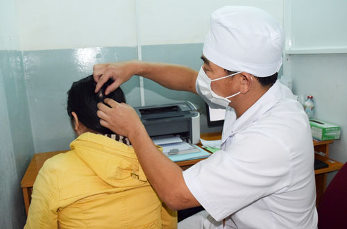 Bác sĩ của BVUB TP Cần Thơ khám bệnh cho bệnh nhân tại BVUB TP Cần Thơ.