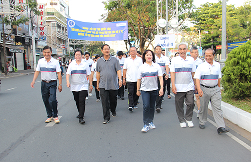 Lãnh đạo thành phố và Sở Y tế cùng đi bộ kêu gọi kêu gọi ủng hộ cho y tế cơ sở.