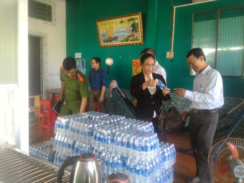 Đoàn kiểm tra thực tế tại một cơ sở kinh doanh nước uống đóng chai.