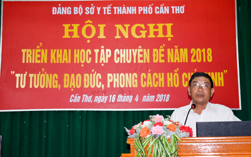 Đồng chí Nguyễn Văn Sẵn, Ủy viên Ban Thường vụ, Trưởng ban Tuyên giáo Đảng ủy Khối Cơ quan Dân Chính Đảng triển khai các nội dung tại hội nghị.