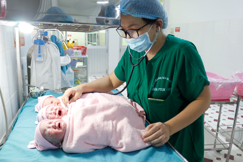 BS.CKII Đỗ Thị Minh Nguyệt - Phó trưởng khoa Sản bệnh thăm khám cho các bé sau ca phẫu thuật