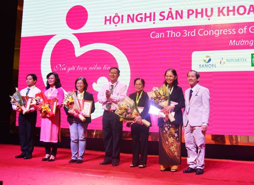Ông Lê Văn Tâm, Phó Chủ tịch thường trực UBND thành phố trao bằng khen và tặng hoa chúc mừng cho các cá nhân có nhiều đóng góp trong công tác chăm sóc sức khỏe sinh sản cho nhân dân.